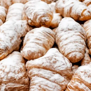 Croissant relleno de chocolate con azúcar glass