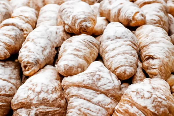 Croissant relleno de chocolate con azúcar glass