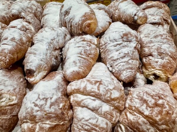 Croissant relleno de chocolate con azúcar glass